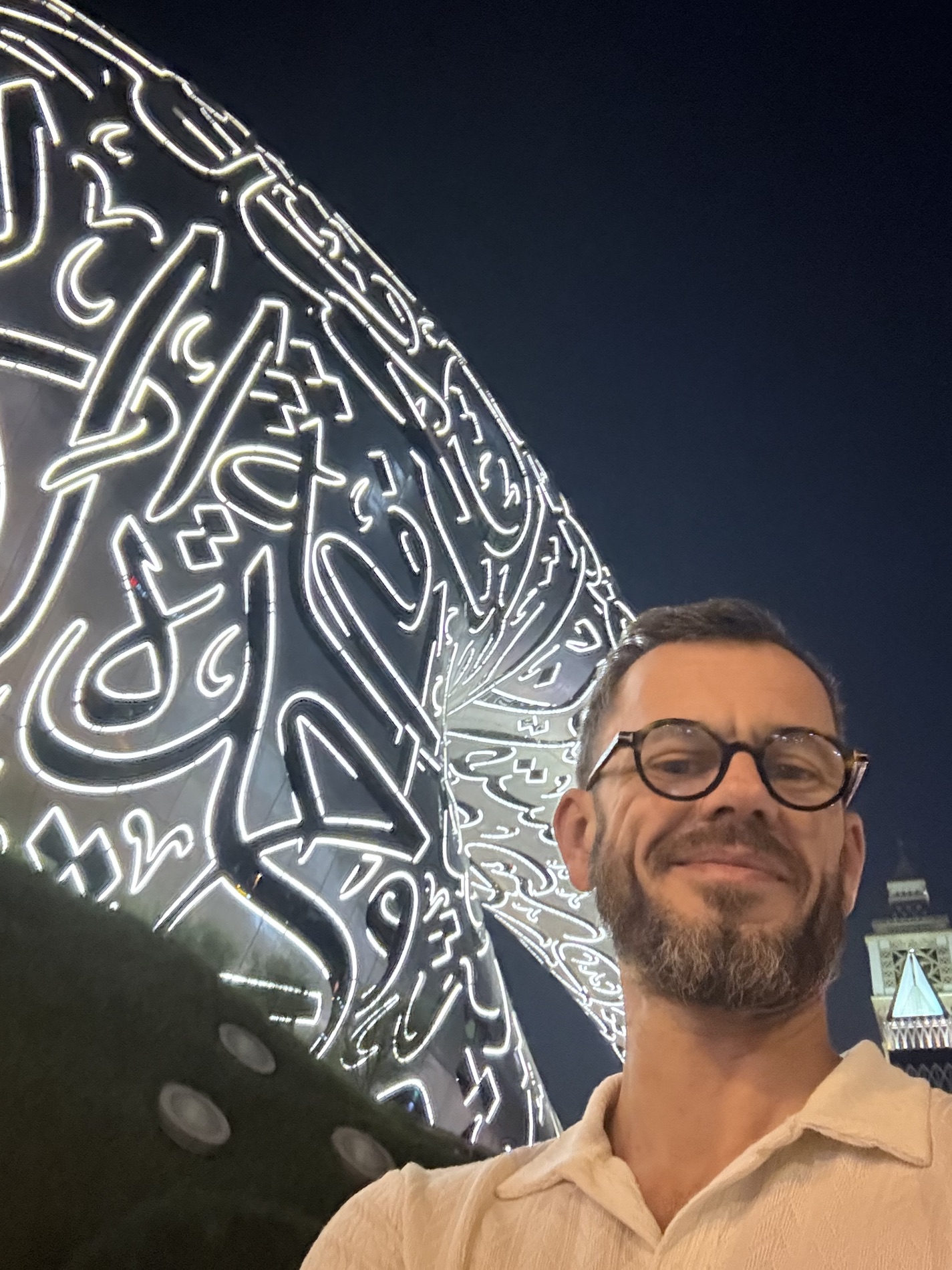 Arnaud Chiapperin devant le Musée du Futur, à Dubai, la nuit
