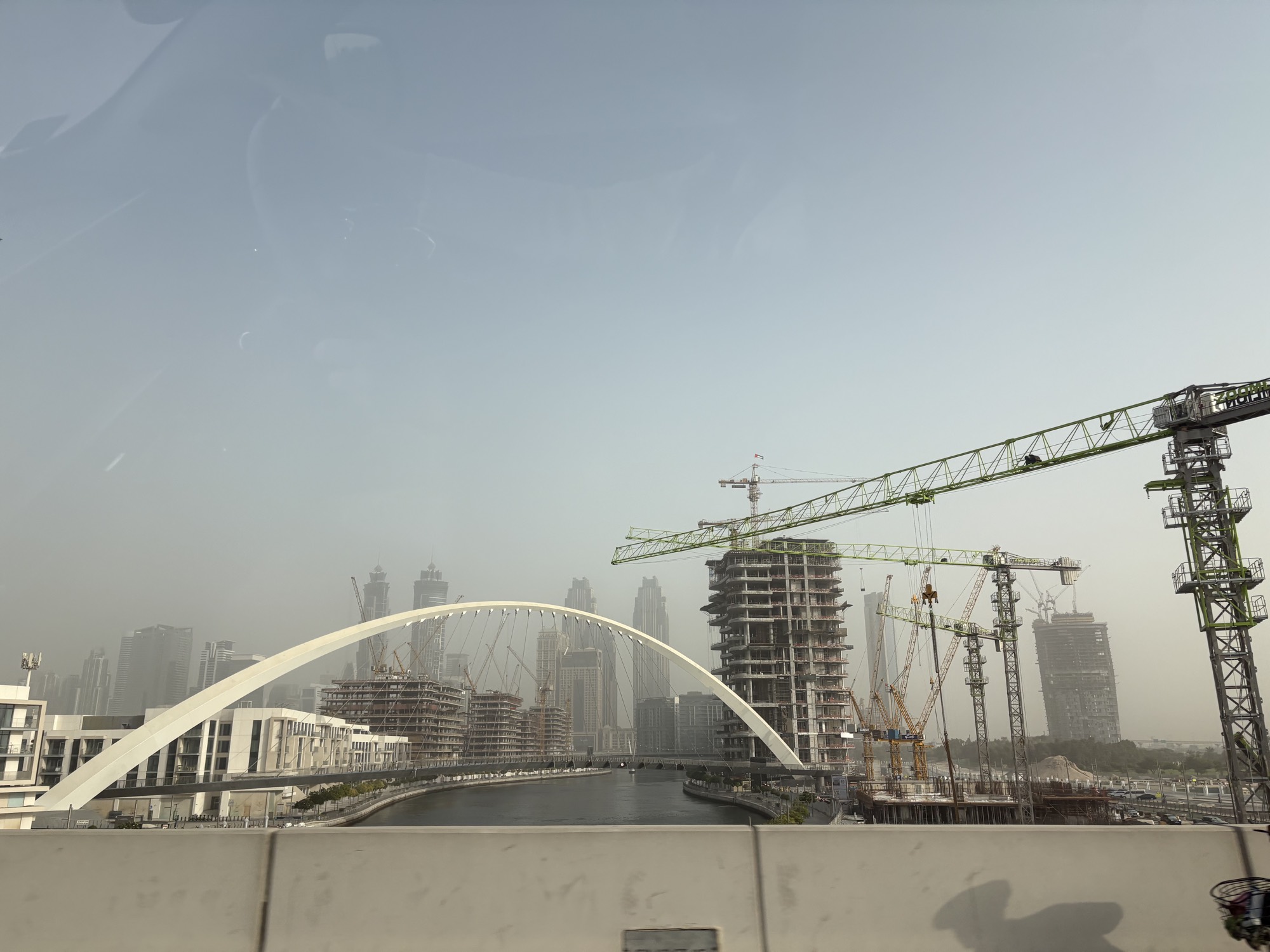 Dubai en construction, vue depuis la route